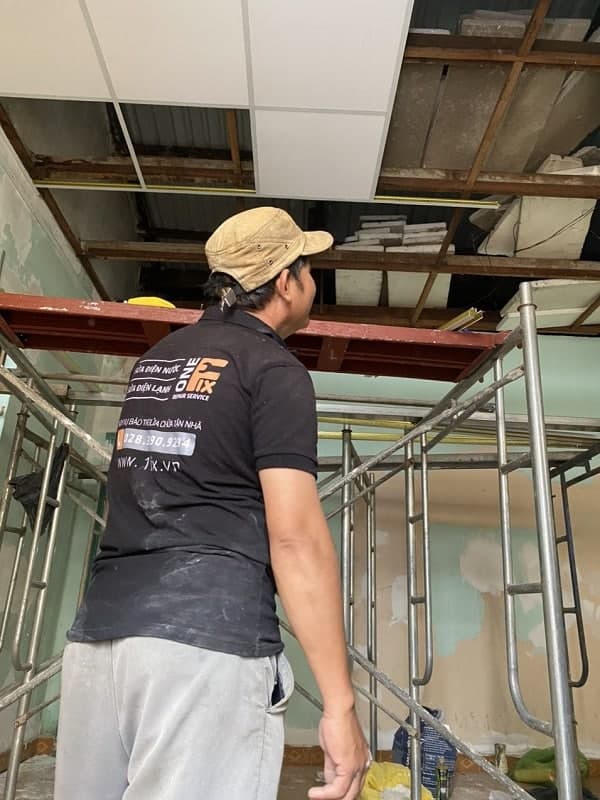 Hoàn thiện lắp đặt la phông cách nhiệt, mang lại không gian mát mẻ và thẩm mỹ.