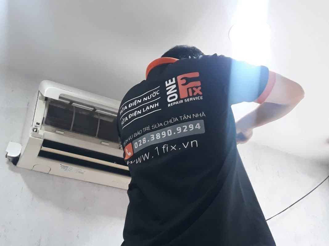 Ngủ Quạt Hay Máy Lạnh Tốt Hơn? Ưu & Nhược Điểm