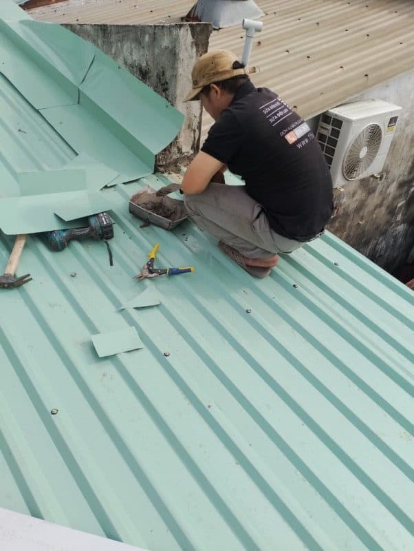 Máng xối bị tắc nghẽn do lá cây và cặn bẩn là dấu hiệu cần được vệ sinh hoặc thay thế.