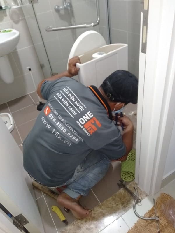 Cận cảnh một chiếc bồn cầu sạch sẽ, nơi các chi tiết nhỏ như nắp bồn cầu đóng vai trò quan trọng trong trải nghiệm sử dụng.