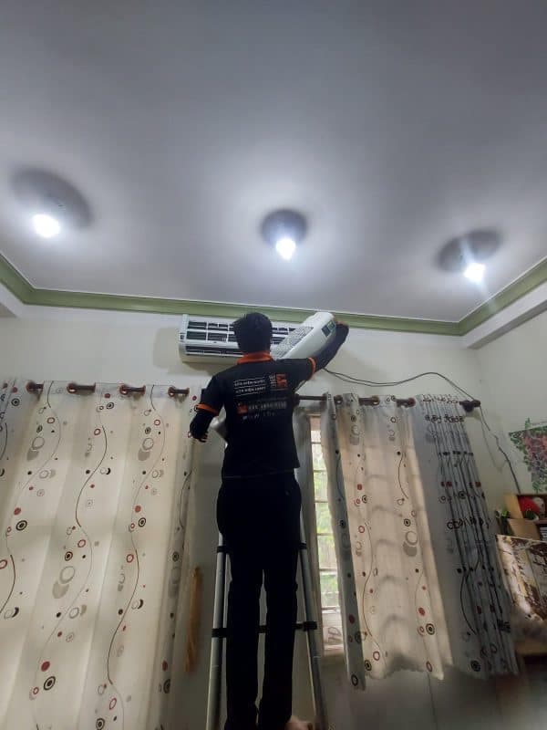 Kiểm tra và vệ sinh dàn nóng máy lạnh tại Quận 7 để đảm bảo hiệu suất tản nhiệt