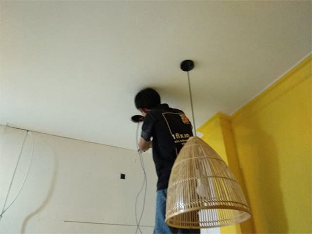 Bố trí đèn thả trang trí tạo điểm nhấn ấm cúng cho không gian phòng khách nhà cấp 4