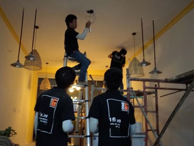 Cách Bố Trí Đèn Shop Quần Áo Thu Hút Tại TPHCM