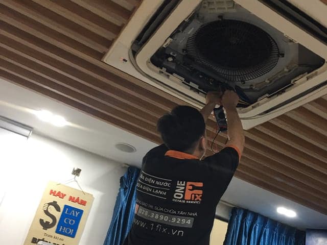 Thợ 1Fix đang kiểm tra và vệ sinh dàn lạnh của máy lạnh bị nóng.