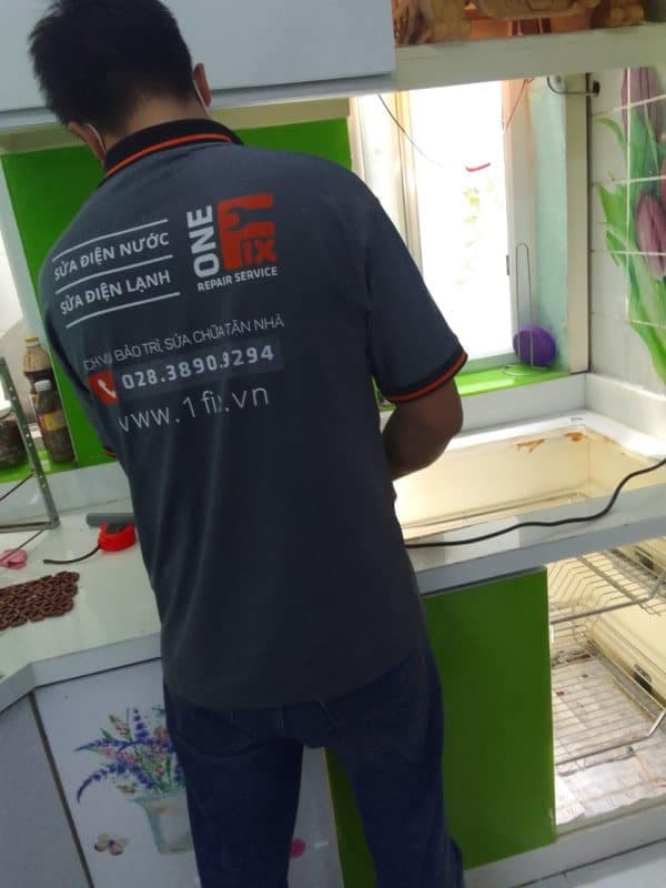 Đánh dấu vị trí khoét đá trên mặt bàn bếp một cách cẩn thận.