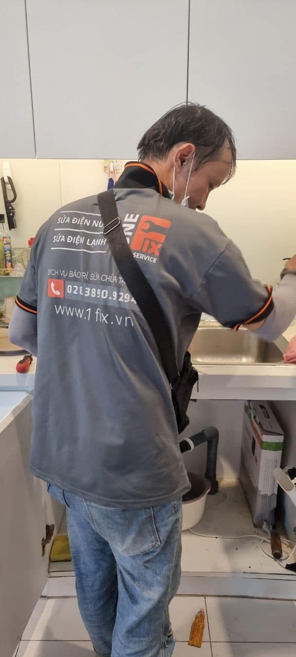 Vòi rửa bát gắn tường giúp không gian bếp gọn gàng và hiện đại.