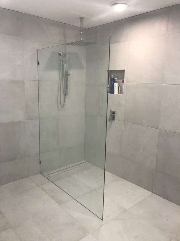 Vòi sen tắm đứng sau khi lắp đặt hoàn chỉnh, mang lại vẻ sang trọng cho phòng tắm.