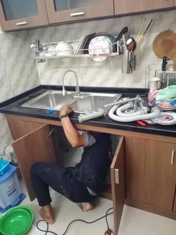 Đầu vòi tăng áp 360 độ với thiết kế hiện đại và các lỗ phun nhỏ giúp tăng áp lực nước.