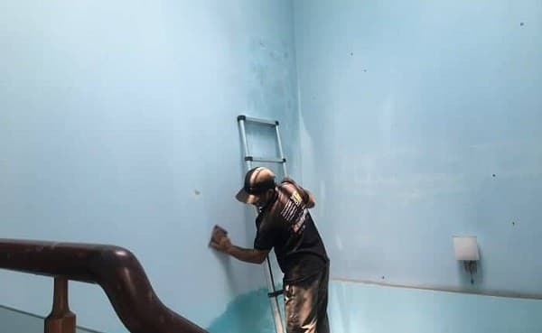 Tường nhà bị bong tróc cần được thợ sơn chuyên nghiệp tại Quận 7 xử lý triệt để trước khi sơn mới.