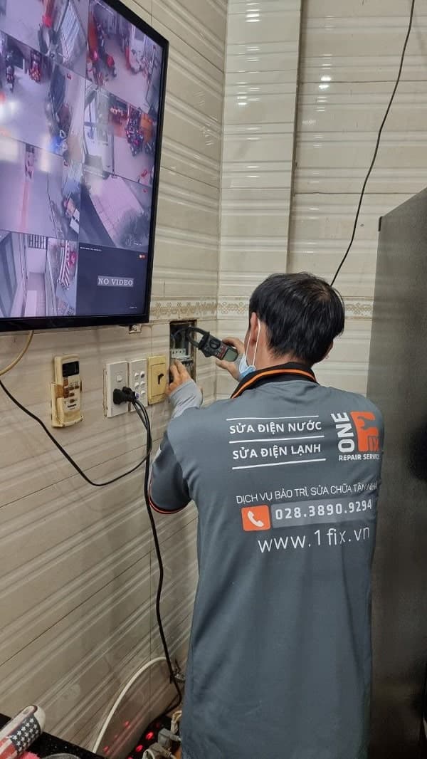 Hình ảnh thợ điện đang kiểm tra hệ thống dây điện phức tạp.