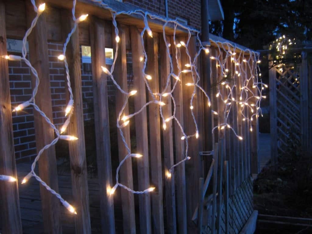 Trang trí đèn LED dây quanh viền mái nhà tạo điểm nhấn kiến trúc.