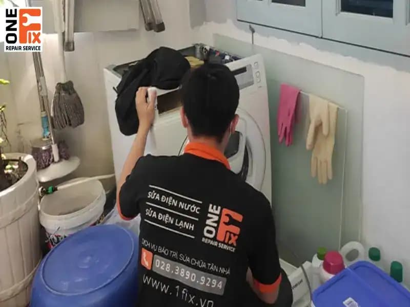 Dàn đều quần áo trong lồng giặt để tránh tình trạng mất cân bằng khi vắt.