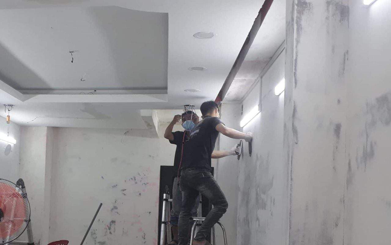 Vết nứt trên trần nhà bị ố vàng do thấm nước lâu ngày.