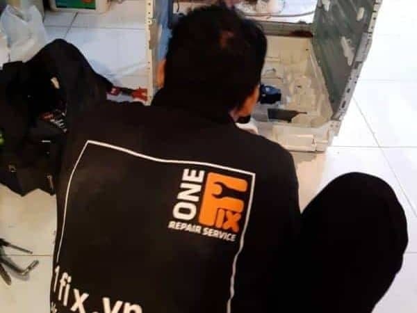 Thợ 1Fix đang kiểm tra và sửa máy giặt không quay tại nhà khách hàng ở TPHCM