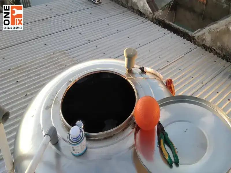 Thợ 1Fix đang kiểm tra và chẩn đoán nguyên nhân khiến phao bồn nước hoạt động sai, gây tràn.