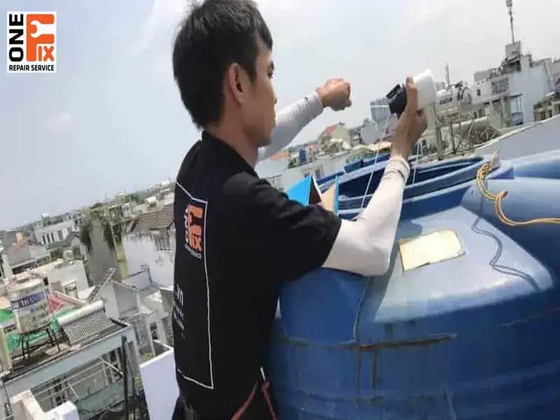 Cận cảnh một chiếc phao nước bị kẹt do cặn bẩn, đây là nguyên nhân phổ biến gây lãng phí nước và tràn bồn.