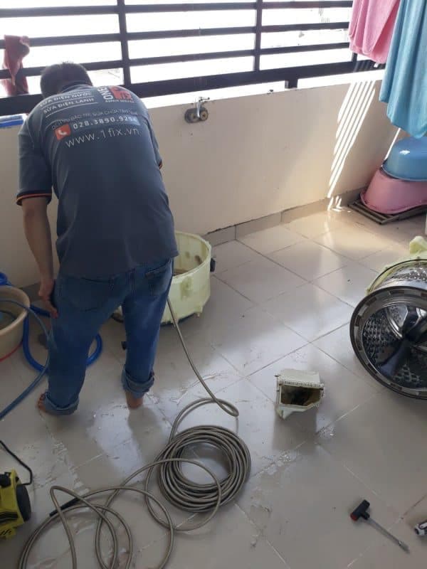 Vệ sinh lồng giặt định kỳ là bước quan trọng nhất để loại bỏ mùi hôi trên quần áo.