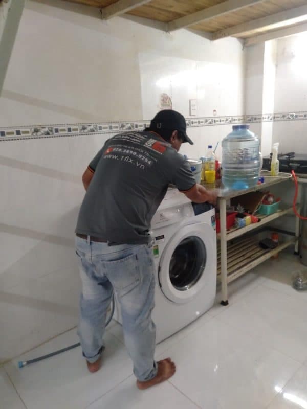 Kỹ thuật viên 1Fix luôn báo giá minh bạch, chi tiết cho khách hàng trước khi thực hiện sửa chữa.