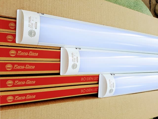 Đánh dấu vị trí và lắp pát giữ đèn lên trần nhà là bước đầu tiên trong quá trình lắp đặt vật lý.