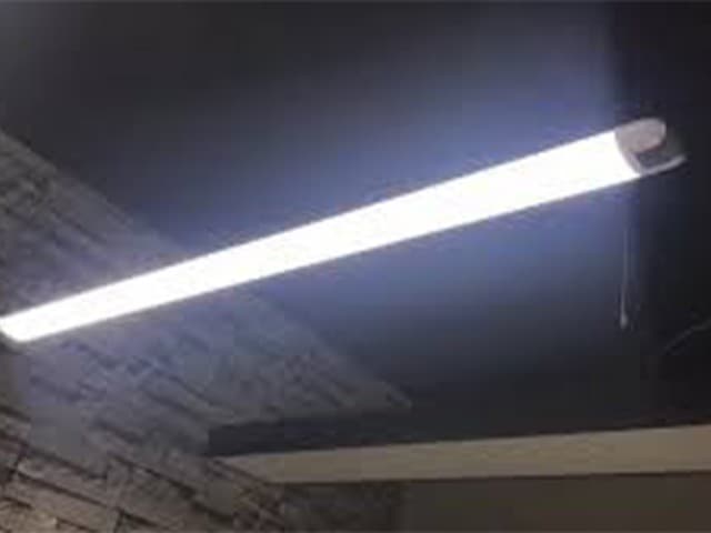 Thực hiện đấu nối dây nguồn của đèn với dây điện chờ trên trần một cách cẩn thận và đúng kỹ thuật.