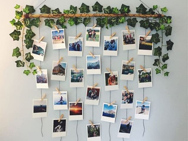 Một bộ sưu tập ảnh được treo theo bố cục cân đối trên tường.