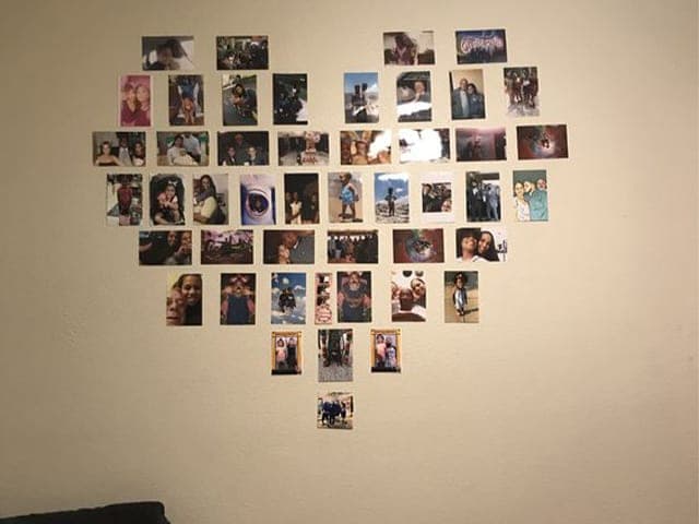 Cách treo nhiều ảnh nhỏ bằng dây và kẹp tạo thành một gallery wall ấn tượng.