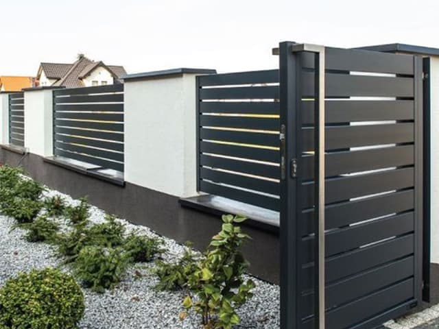 Chi phí nhân công xây tường rào phụ thuộc vào độ phức tạp của thiết kế.