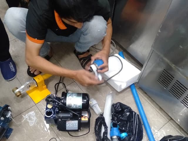 Cận cảnh các vít điều chỉnh bên trong rơ le máy bơm.