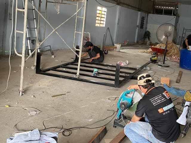 Quá trình thi công khung sắt cho gác lửng đòi hỏi sự chính xác và kỹ thuật cao.