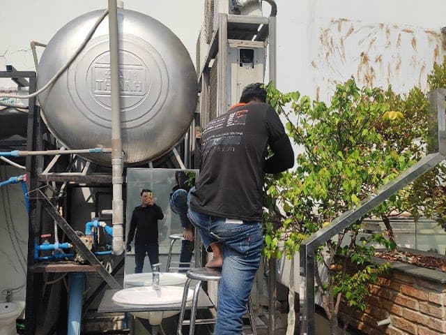 Chi tiết đường ống kết nối giữa 2 bồn nước cao thấp.