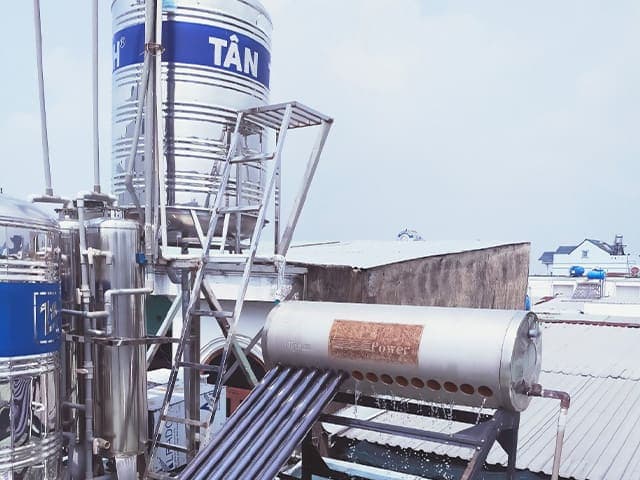 Sơ đồ tổng quan một hệ thống máy nước nóng năng lượng mặt trời đã được lắp đặt hoàn chỉnh trên mái nhà.