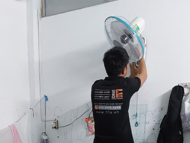 Thợ đang sử dụng máy khoan chuyên dụng để khoan lỗ trên tường một cách chính xác.