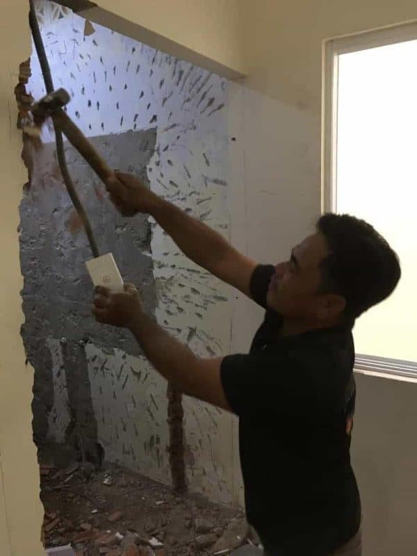 Cận cảnh tình trạng sơn tường bị lỗ kim cần được xử lý triệt để bằng cách bả và sơn lại.