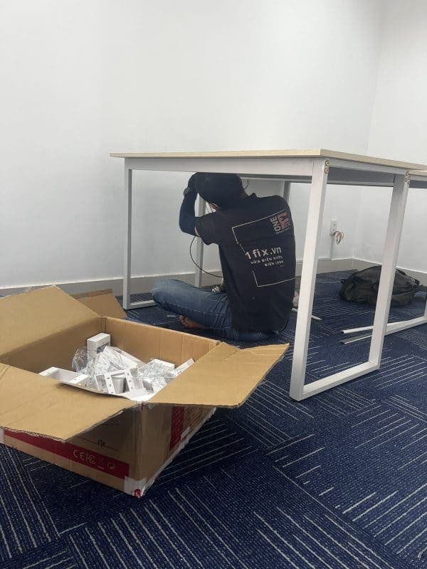 Thợ điện đang xác định vị trí và lên kế hoạch đi ống gen điện âm tường dựa trên bản vẽ.