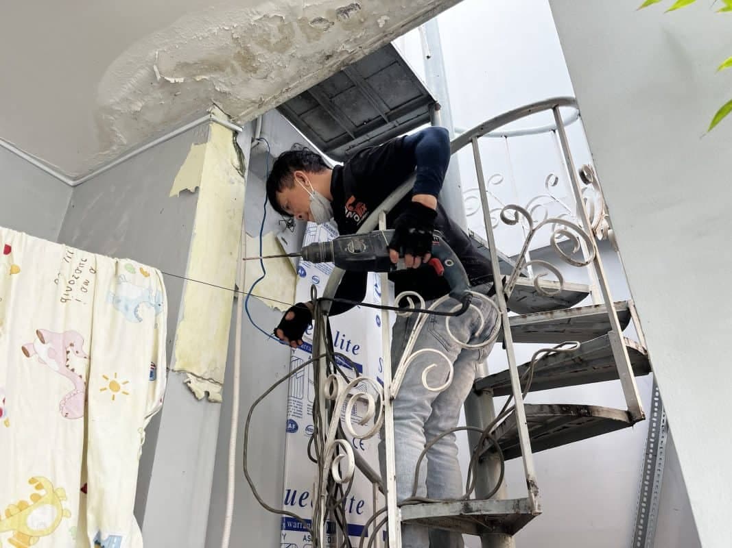 Bề mặt tường sau khi được trám và chà nhám mịn, sẵn sàng để sơn lại, khôi phục vẻ đẹp ban đầu.