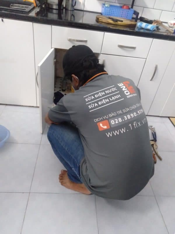 Thợ 1Fix kiểm tra các linh kiện bên trong máy bơm nước bị yếu tại TPHCM.