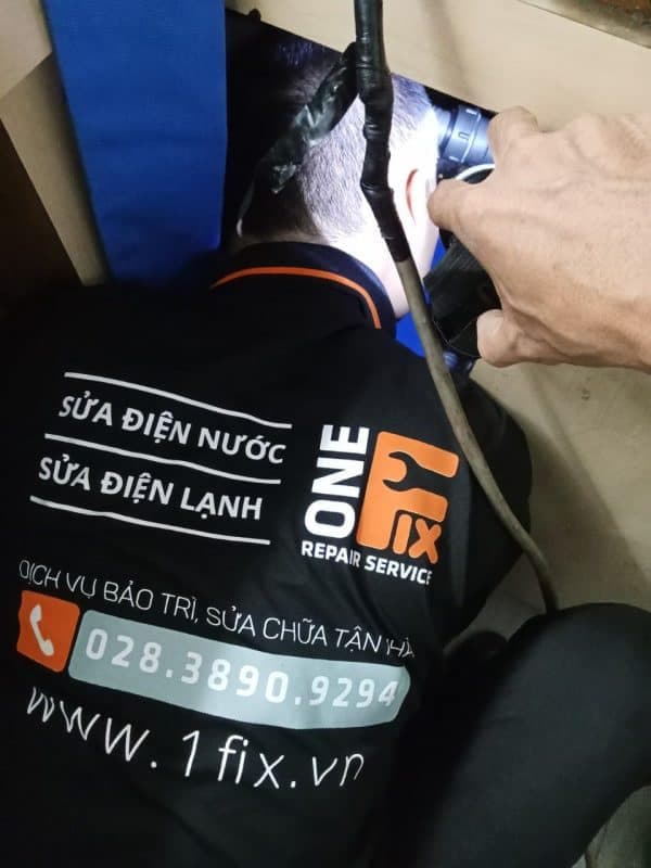 Linh kiện phức tạp bên trong máy bơm nước cần được xử lý bởi thợ có chuyên môn.