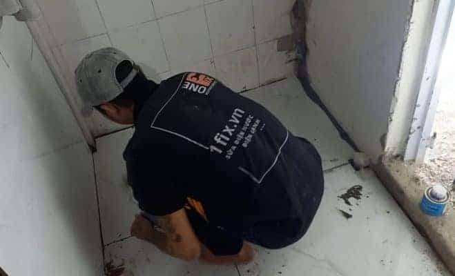 Hoàn thiện việc chà ron, đảm bảo bề mặt sạch sẽ và thẩm mỹ cho nhà tắm