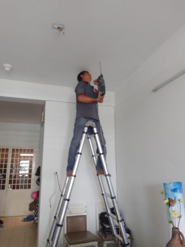 Lắp đặt màn khung xếp hoàn chỉnh giúp tăng thẩm mỹ và bảo vệ giấc ngủ.