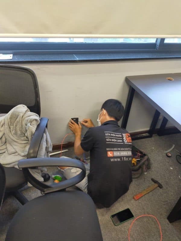 Thợ điện đang kiểm tra hệ thống dây điện âm tường để đảm bảo an toàn tại TPHCM.