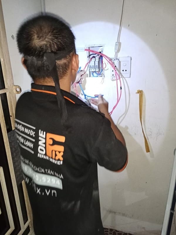 Hệ thống dây điện âm tường cũ, xuống cấp có thể gây rò rỉ điện và điện giật.