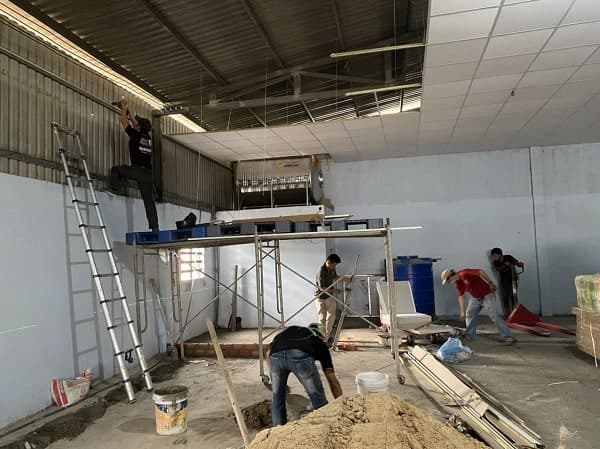 Thợ 1Fix đang thi công trát tường, một công đoạn đòi hỏi kỹ thuật tương tự trát trần