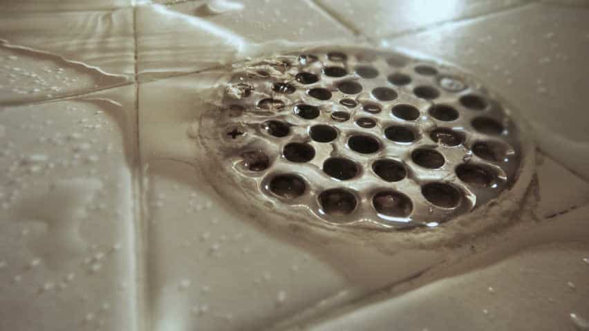 Vệ sinh phễu thu sàn định kỳ giúp ngăn mùi hôi cống hiệu quả.