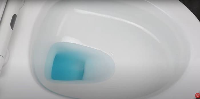 Sử dụng phẩm màu để kiểm tra rò rỉ nước trong bồn cầu một cách trực quan