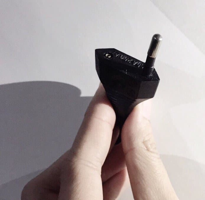 Ổ cắm điện có dấu hiệu bị cháy xém, cảnh báo nguy cơ chập điện khi chân cắm bị gãy bên trong.