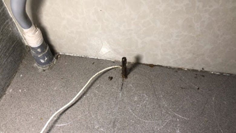 Thợ kỹ thuật đang thực hiện nối dây tiếp đất cho máy giặt