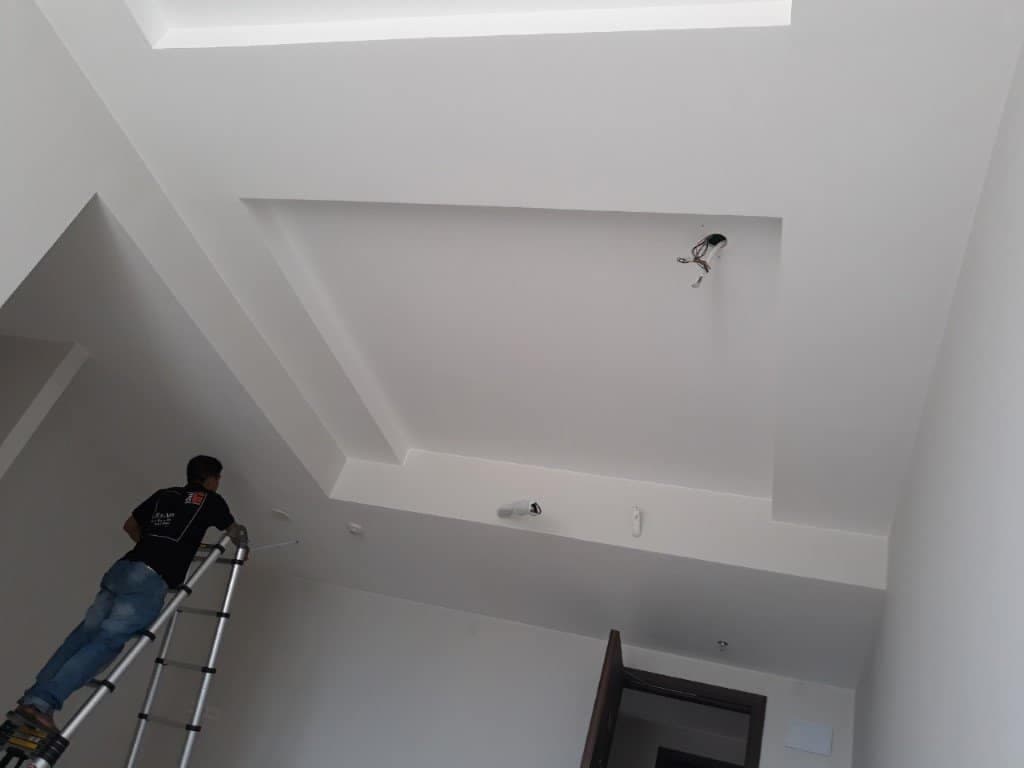 Một bộ màn khung sau khi được lắp đặt hoàn chỉnh, tạo nên không gian phòng ngủ đẹp mắt và riêng tư.