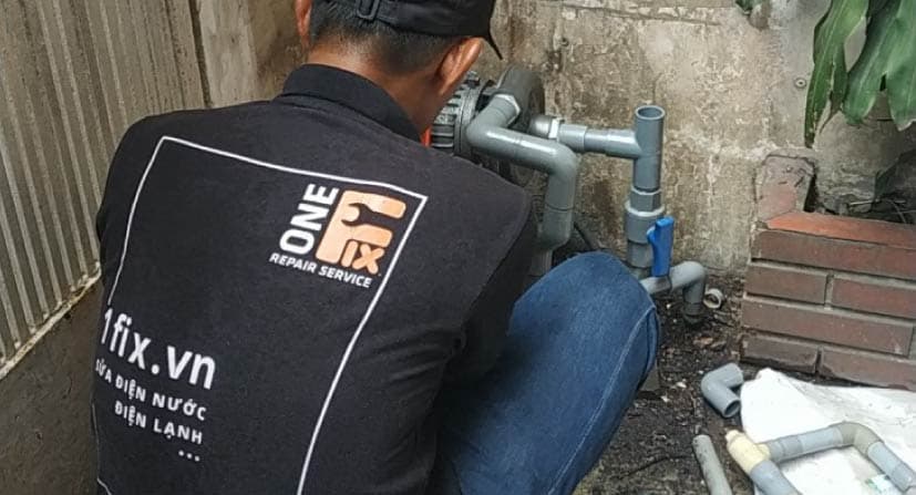 Thợ 1Fix đang kiểm tra và bảo dưỡng động cơ máy bơm nước tại nhà khách hàng TPHCM.