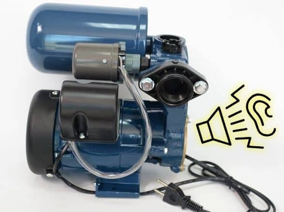 Một chiếc máy bơm tăng áp được lắp đặt ngoài trời, minh họa cho vấn đề tiếng ồn có thể phát sinh.