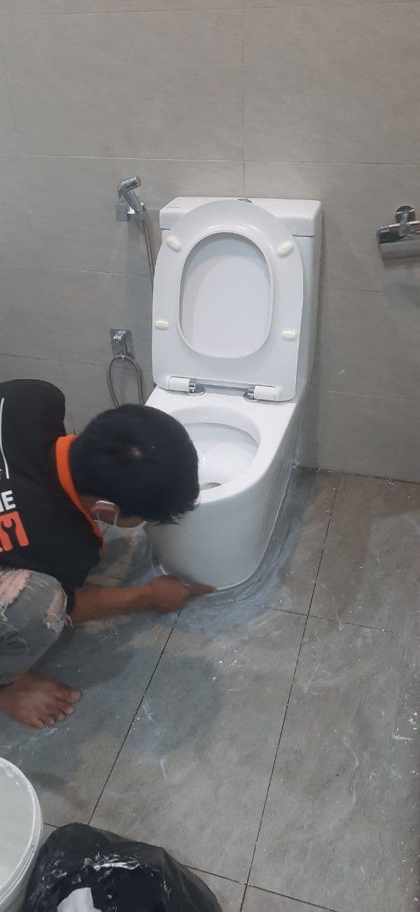 Thợ chuyên nghiệp của 1Fix có đầy đủ dụng cụ để xử lý triệt để tiếng ồn bồn cầu.